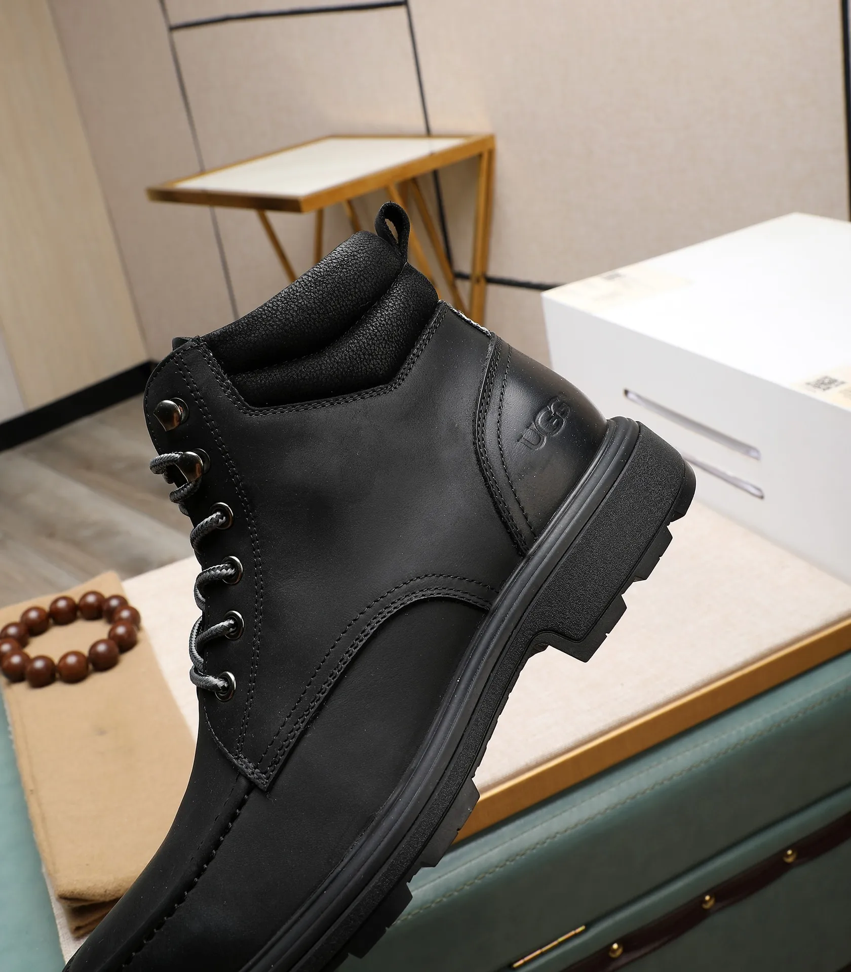 Men's men's shoes💰640 UGG (100% genuine wool lining, 10% off for fake ones) Please pay attention to the quality of the original order and compare the thickness of the wool🏮🏮Hot-selling UGG from Australia's warm luxury brand men's shoes, the official website is synchronized, Beckham men's style..., made of imported top-layer waxed cowhide, waxed toe cap, Australian real wool velvet lining Carefully sewn...Imported rubber Martin boots outsole (comfortable, soft and wear-resistant). I really like the quality..Exquisite workmanship. You can't put it down at first sight. Size 39-44